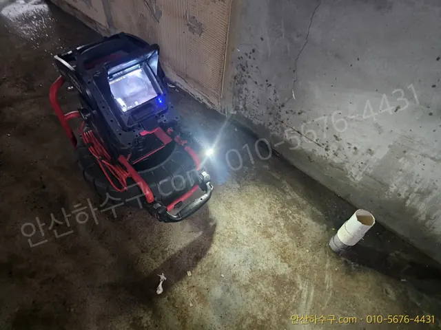 배관 내시경 장비 모니터에 하수관 내부 영상이 표시된 관로조사 장면