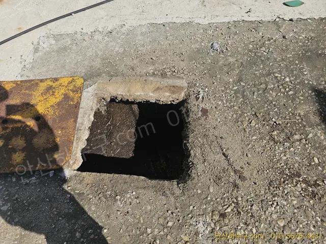 반월공단 공장 구내식당 하수구막힘 현장에서 외부 맨홀 배관을 점검하는 안산하수구 작업 모습