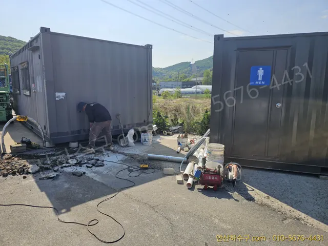안산 부곡동에 안치된 컨테이너 화장실 주변 콘크리트 바닥을 배관 설치를 위해 파쇄하는 작업 현장