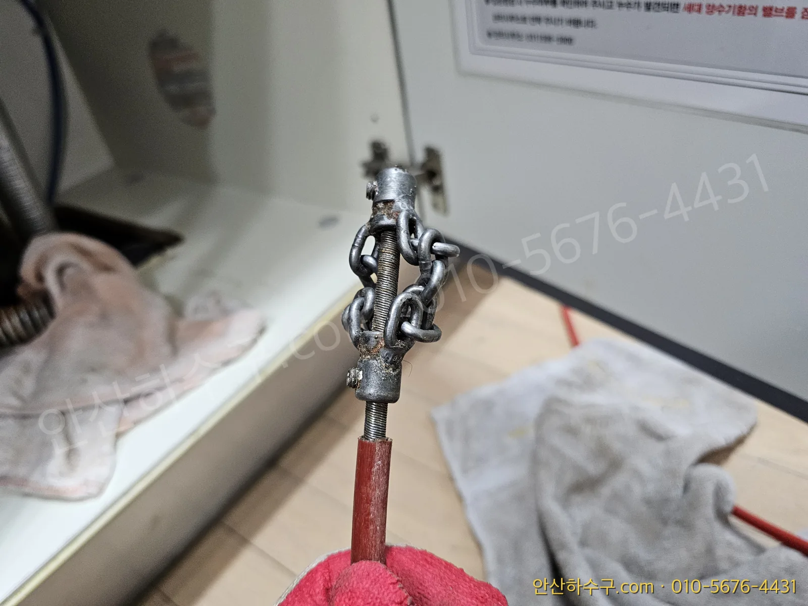 플렉스 샤프트 체인 헤드로 배관 내벽의 찌꺼기를 털어내는 작업