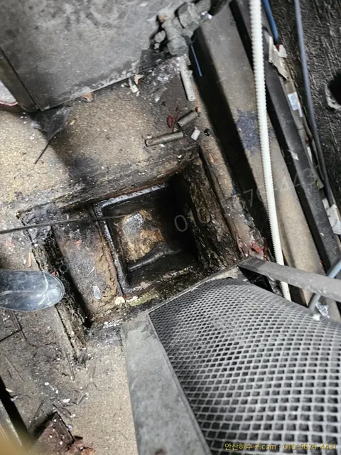 안산 고잔동 상가 지하주차장 천장 배관 점검구에서 고압세척을 진행하는 안산하수구 작업 현장
