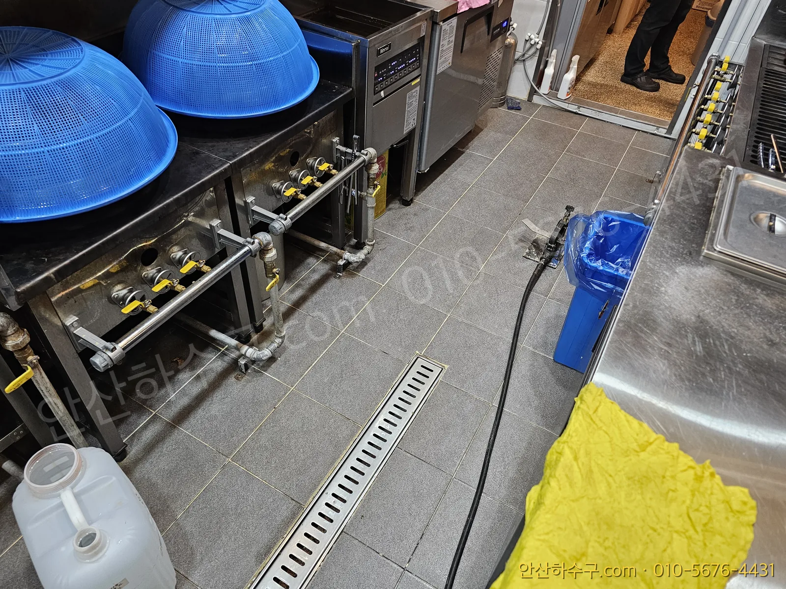 작업을 마친 뒤 물청소와 석션으로 정리한 식당 현장