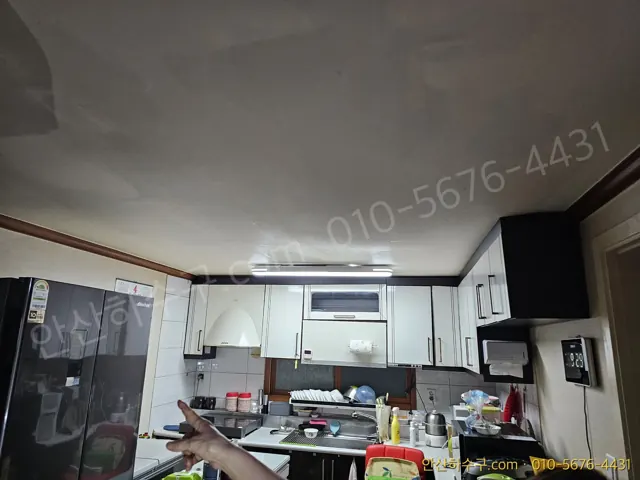 안산 선부동 천장 누수 현장에서 물이 고여 부풀어 오른 1층 천장을 점검하는 안산하수구 작업 모습