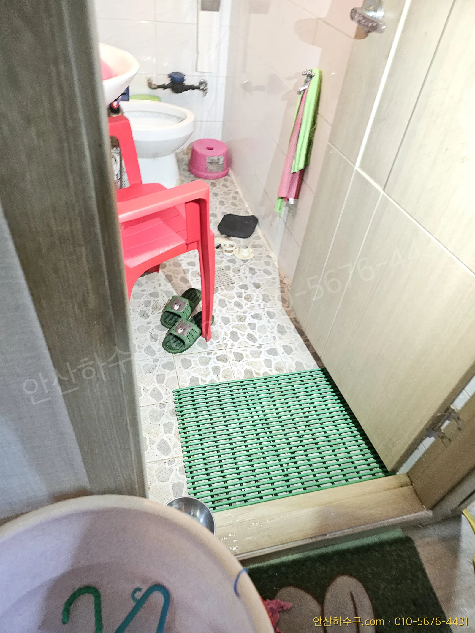 고압세척 후 물이 빠지고 정리된 화장실 상태