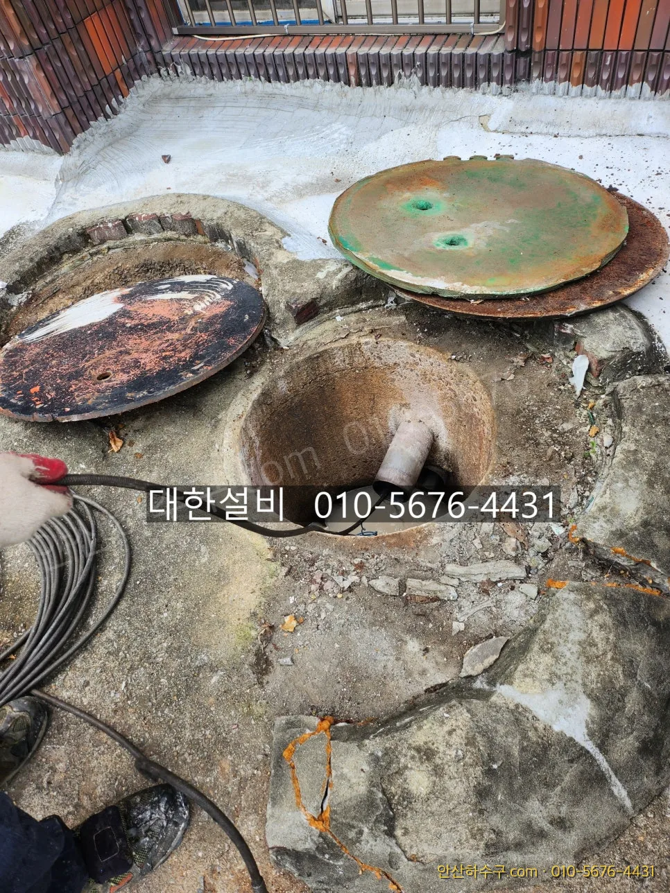 고압세척으로 배관에 남은 기름을 씻어내는 마무리 작업