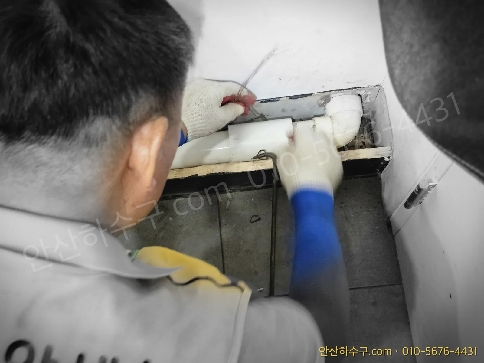 수동스프링으로 꺾임 많은 배관의 경로를 파악하는 작업
