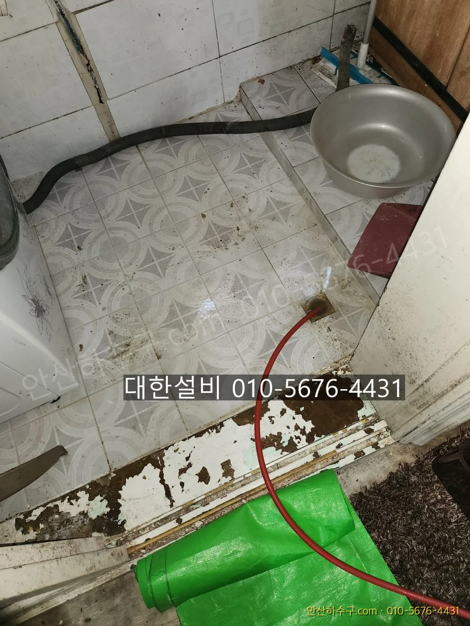 빌라 화장실 배수구에 호스를 넣어 배관 안쪽을 세척하는 작업