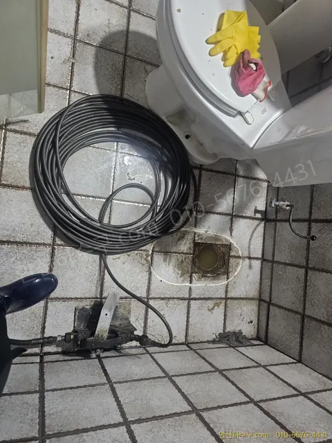안산 원곡동 모텔 오수관막힘 현장에서 변기가 분리된 배관 상태를 점검하는 안산하수구 작업 모습